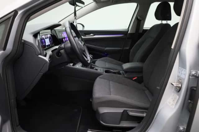 Volkswagen Golf (2022) thumbnail 9