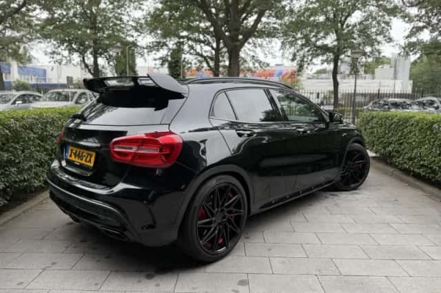 Mercedes-Benz GLA (2015) thumbnail 2