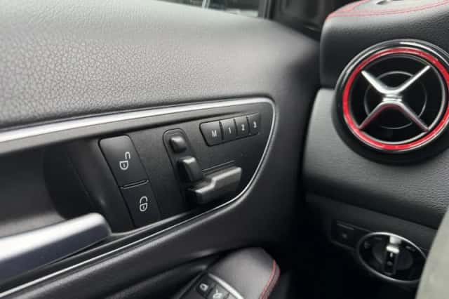 Mercedes-Benz GLA (2015) thumbnail 5