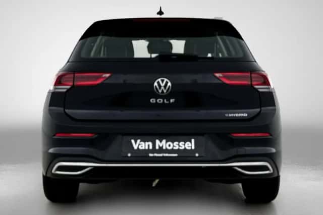 Volkswagen Golf (2023) thumbnail 3