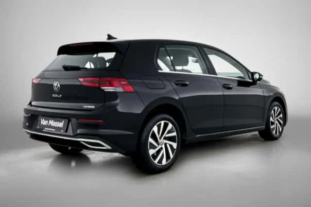Volkswagen Golf (2023) thumbnail 4