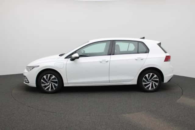 Volkswagen Golf (2022) thumbnail 4