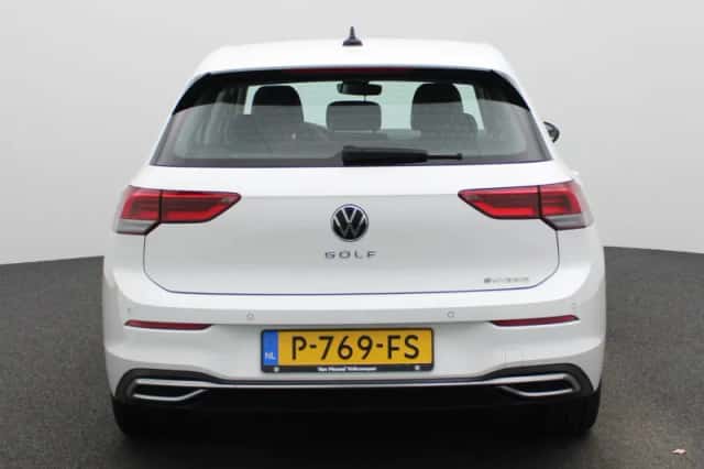Volkswagen Golf (2022) thumbnail 5