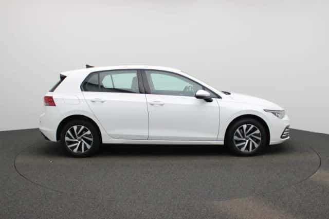 Volkswagen Golf (2022) thumbnail 6