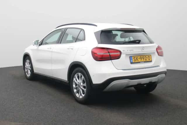 Mercedes-Benz GLA (2018) thumbnail 2