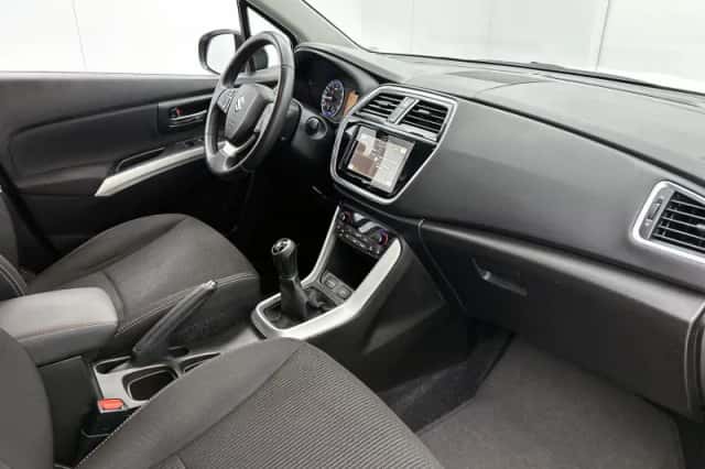Suzuki S-Cross (2019) thumbnail 8