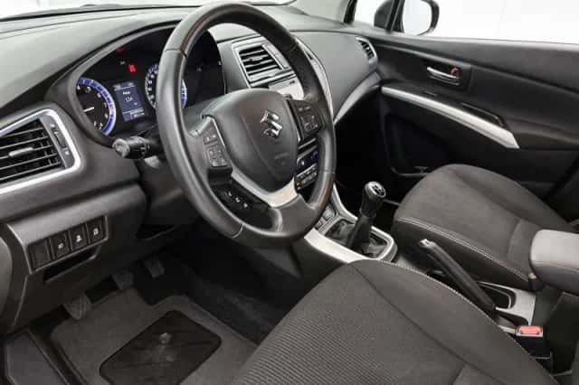 Suzuki S-Cross (2019) thumbnail 9