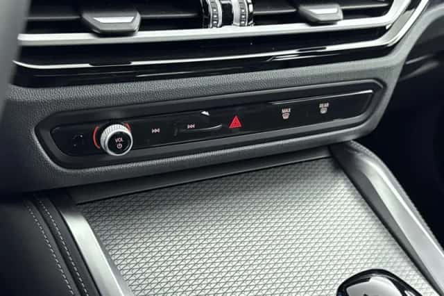 BMW i4 (2023) thumbnail 22