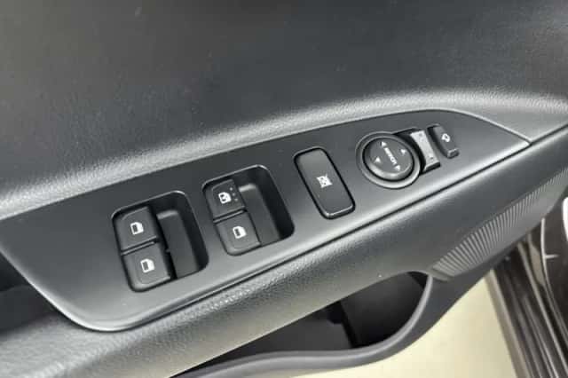 Kia Rio (2018) thumbnail 13