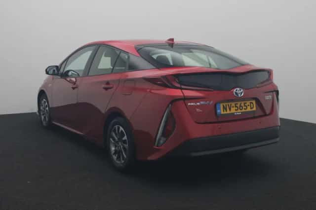 Toyota Prius (2018) thumbnail 2