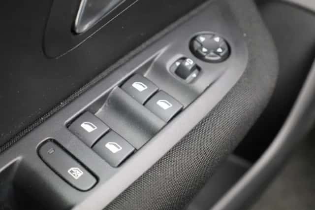 Peugeot 208 (2022) thumbnail 25