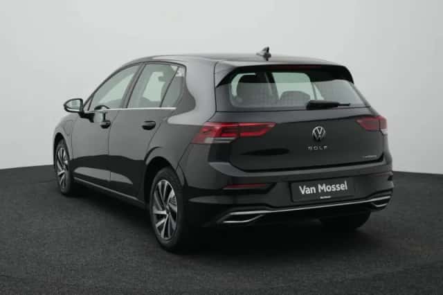 Volkswagen Golf (2023) thumbnail 3