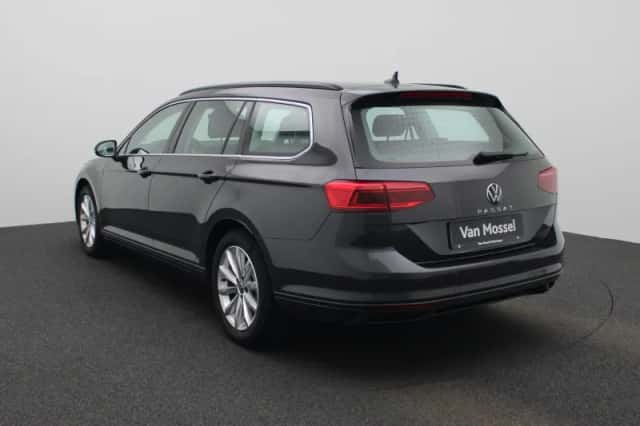 Volkswagen Passat (2021) thumbnail 2