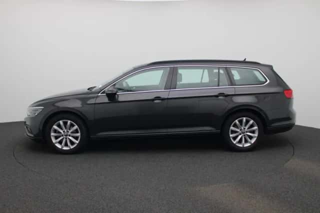 Volkswagen Passat (2021) thumbnail 4