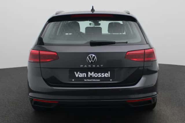 Volkswagen Passat (2021) thumbnail 5