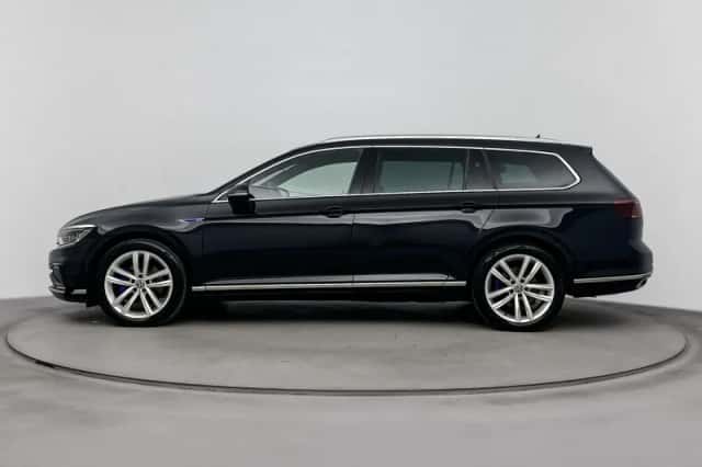 Volkswagen Passat (2023) thumbnail 2