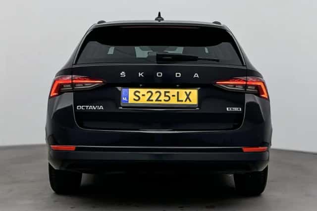 Škoda Octavia (2023) thumbnail 3