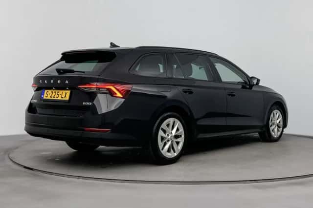 Škoda Octavia (2023) thumbnail 4