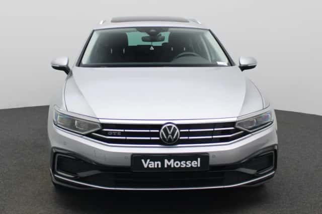 Volkswagen Passat (2022) thumbnail 3