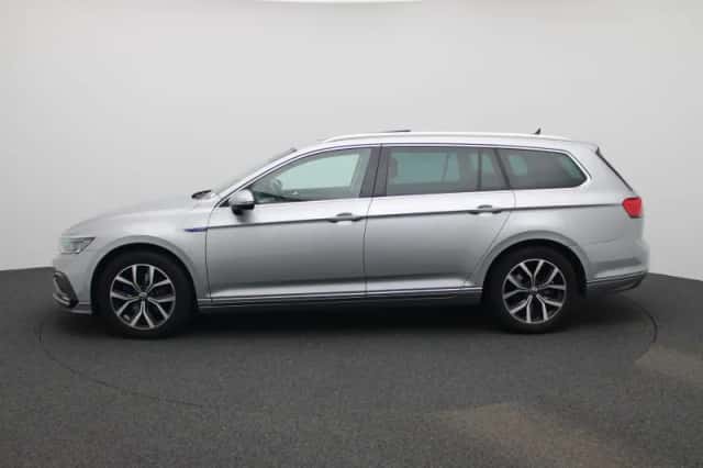 Volkswagen Passat (2022) thumbnail 4