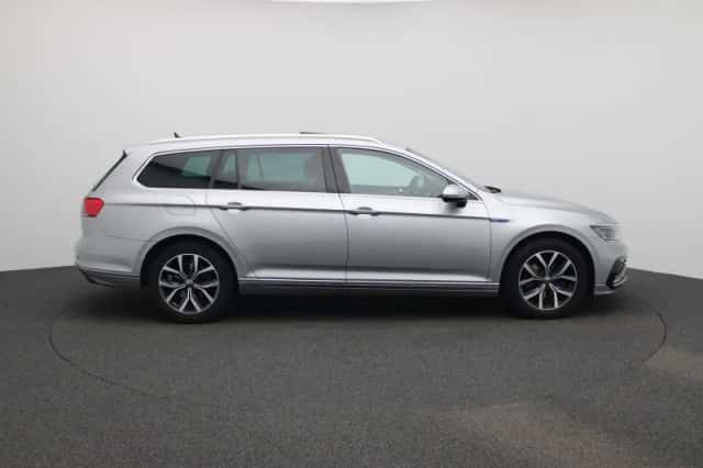 Volkswagen Passat (2022) thumbnail 6