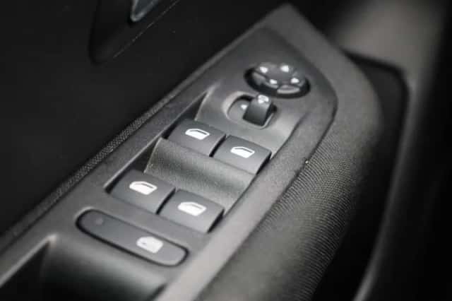 Peugeot e-208 (2023) thumbnail 27