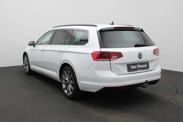 Volkswagen Passat (2022) thumbnail 2