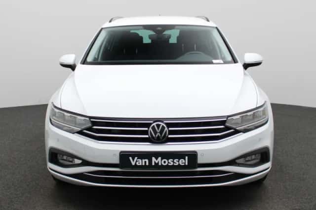 Volkswagen Passat (2022) thumbnail 3