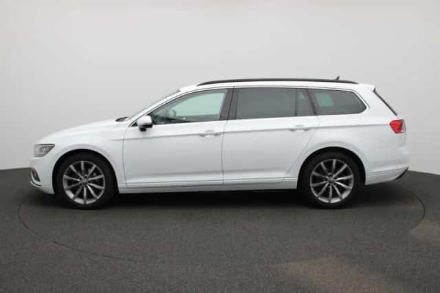 Volkswagen Passat (2022) thumbnail 4