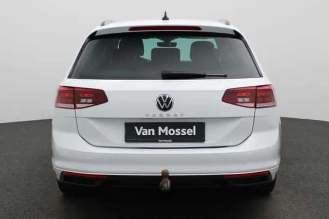 Volkswagen Passat (2022) thumbnail 5
