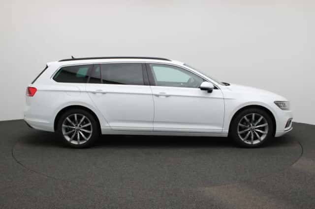 Volkswagen Passat (2022) thumbnail 6