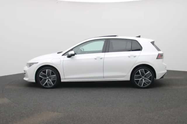 Volkswagen Golf (2025) thumbnail 4