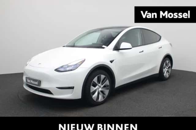 Tesla Model Y (2023) thumbnail 1
