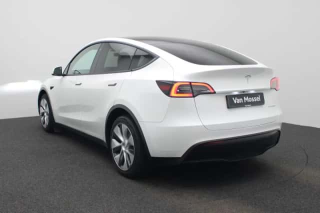 Tesla Model Y (2023) thumbnail 2