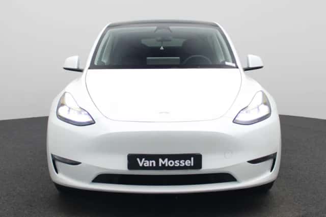 Tesla Model Y (2023) thumbnail 3