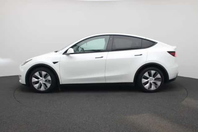 Tesla Model Y (2023) thumbnail 4