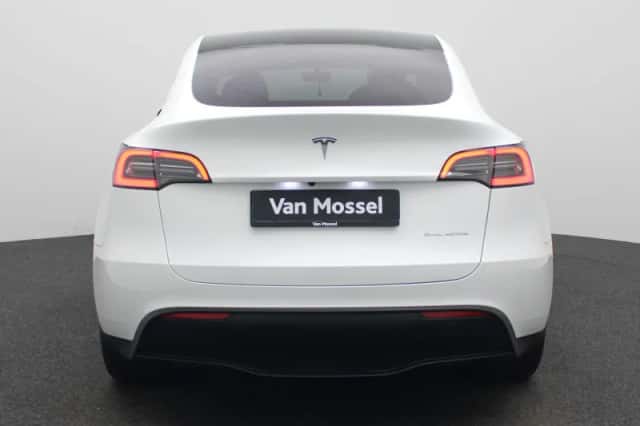 Tesla Model Y (2023) thumbnail 5