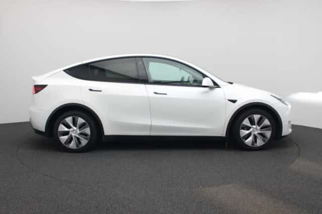 Tesla Model Y (2023) thumbnail 6