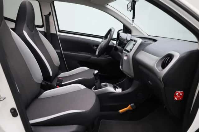 Toyota Aygo (2017) thumbnail 32