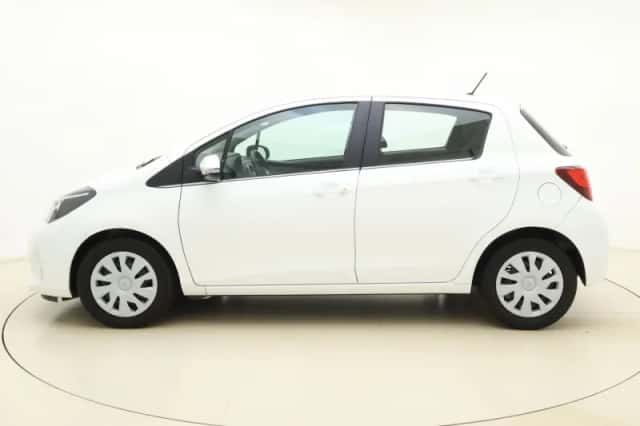 Toyota Yaris (2017) thumbnail 2