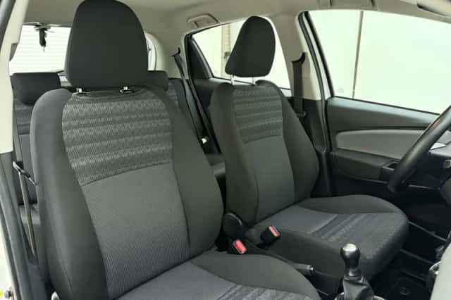 Toyota Yaris (2017) thumbnail 4