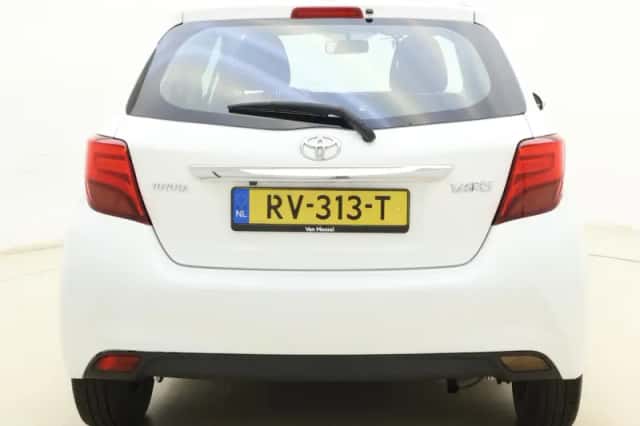 Toyota Yaris (2017) thumbnail 8