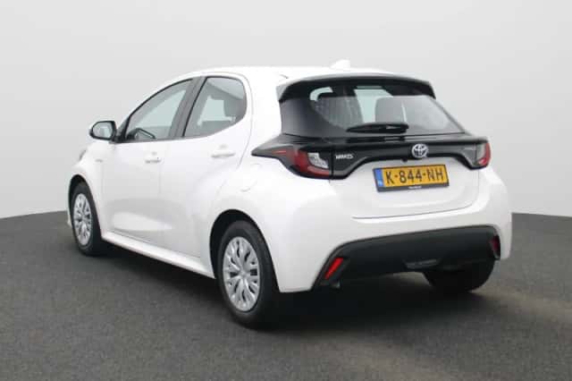 Toyota Yaris (2021) thumbnail 2