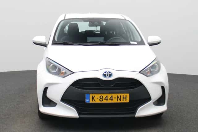 Toyota Yaris (2021) thumbnail 3