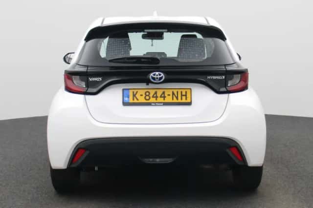 Toyota Yaris (2021) thumbnail 5