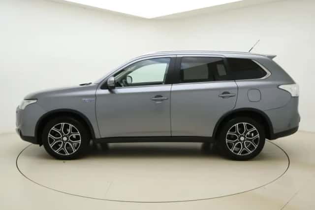 Mitsubishi Outlander (2015) thumbnail 2