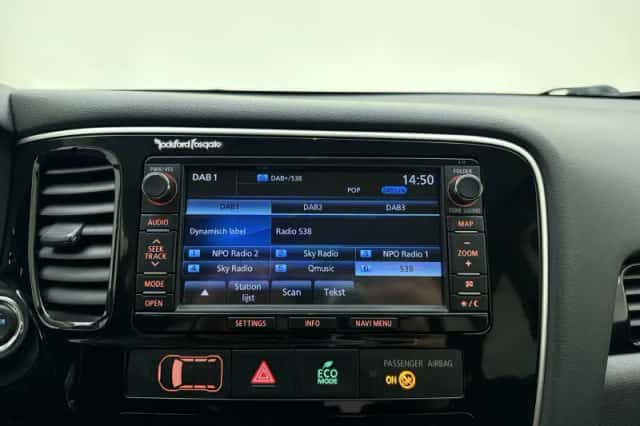 Mitsubishi Outlander (2015) thumbnail 16