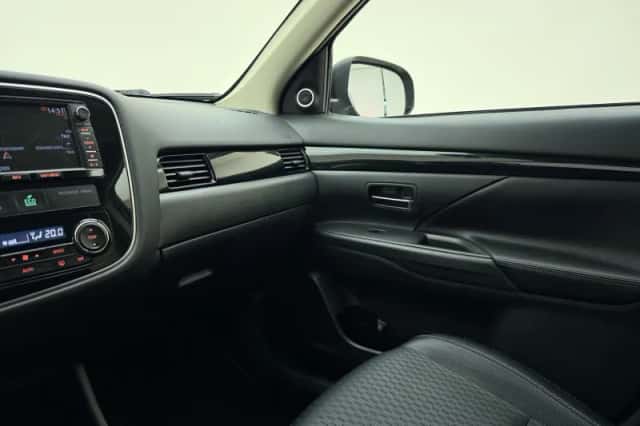 Mitsubishi Outlander (2015) thumbnail 22