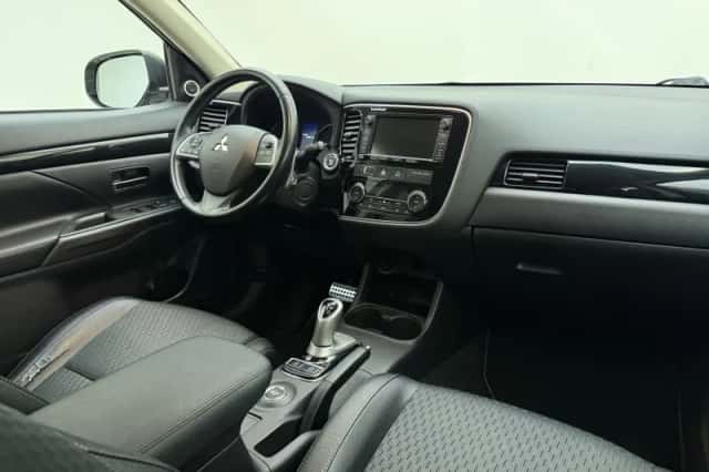 Mitsubishi Outlander (2015) thumbnail 6