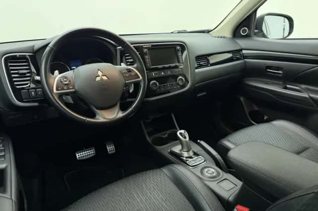 Mitsubishi Outlander (2015) thumbnail 10